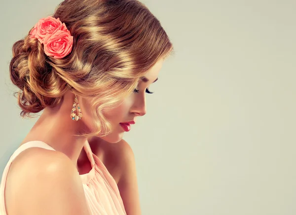 Beautiful female with elegant hairstyle. — Stock Photo, Image