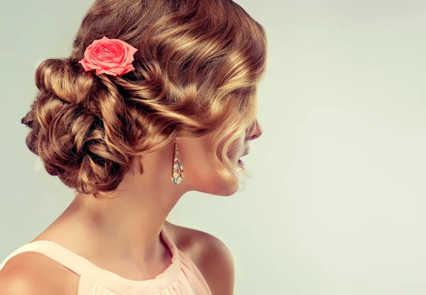 Mulher bonita com penteado elegante . — Fotografia de Stock