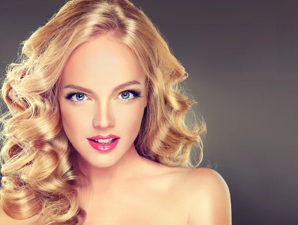 Schöne junge Frau mit blonden Haaren — Stockfoto
