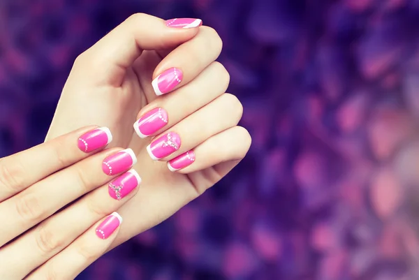 Vrouw met roze nagellak — Stockfoto