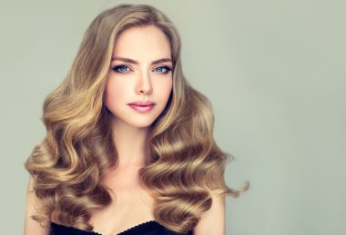 moda makyaj ve dalgalı saçlı kadın ile