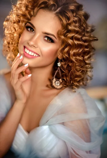 Mulher com cabelo encaracolado e maquiagem — Fotografia de Stock