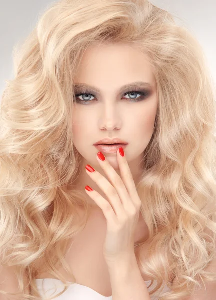 Fashion model with long blond hair. — Stock Photo, Image