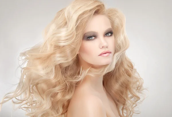 Mannequin met lang blond haar. — Stockfoto