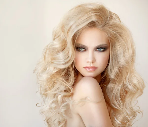 Modella con lunghi capelli biondi . — Foto Stock