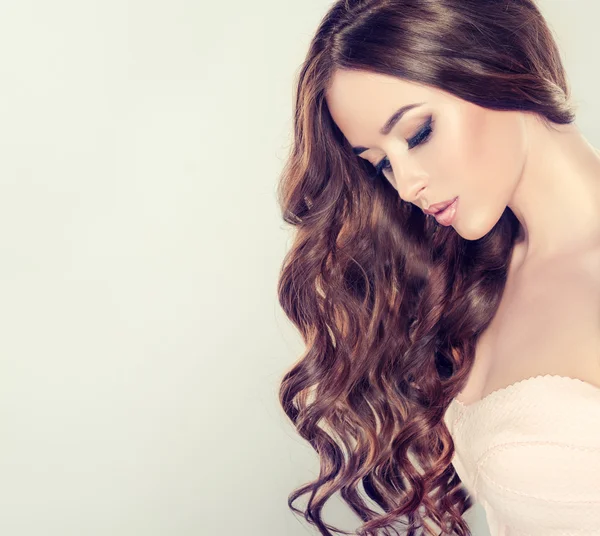 Young woman with wavy hair — Stock Photo, Image