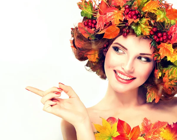 Femme avec des feuilles d'automne rouges et jaunes — Photo