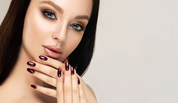Beautiful Brunette Girl Long Hair Manicured Nails — Stock Photo, Image