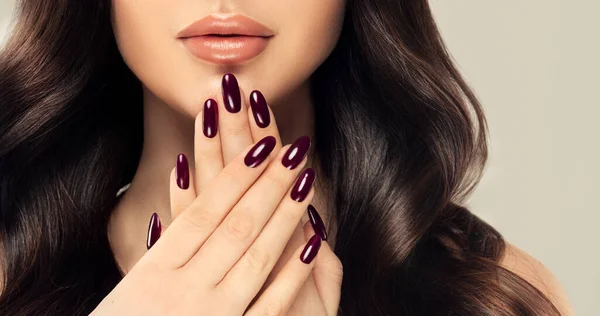 Belle Fille Brune Aux Cheveux Longs Aux Ongles Soignés Images De Stock Libres De Droits