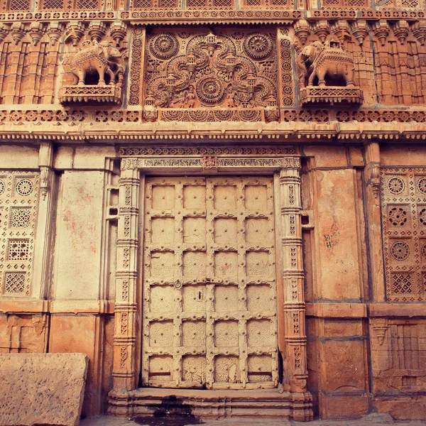 Porta esculpida em Mandir Palace — Fotografia de Stock