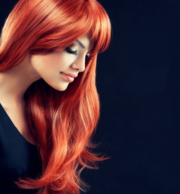 Güzel ve parlak kırmızı saçlı kız