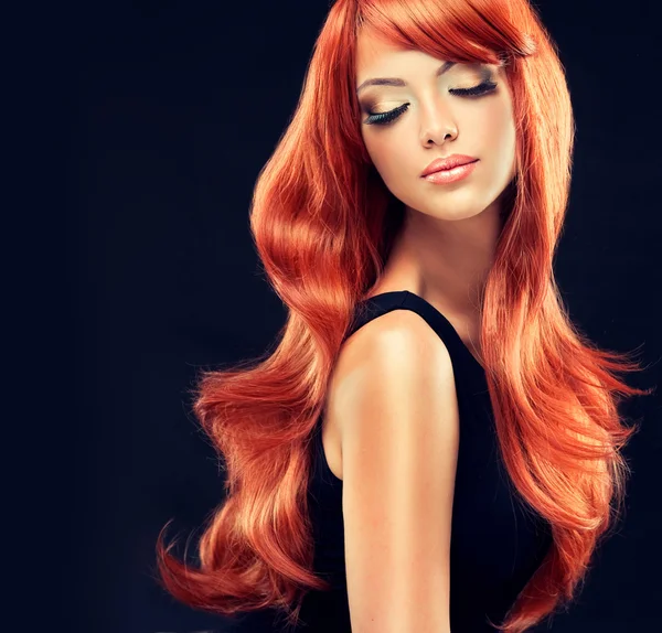 Menina com cabelo vermelho bonito e brilhante — Fotografia de Stock