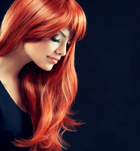 Menina com cabelo vermelho bonito e brilhante — Fotografia de Stock