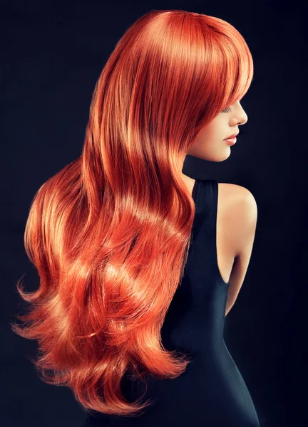 Menina com cabelo vermelho bonito e brilhante — Fotografia de Stock