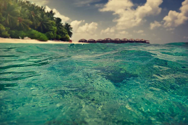 Praia e lagoa azul — Fotografia de Stock