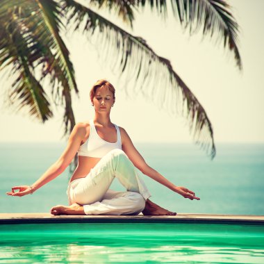 deniz kıyısı kadın pratik yoga