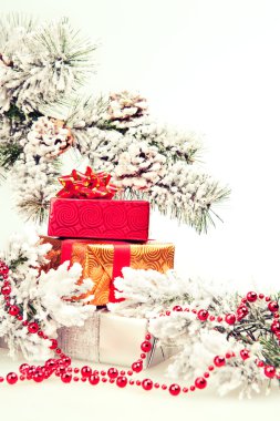 Ağacın altında Noel hediyeleri