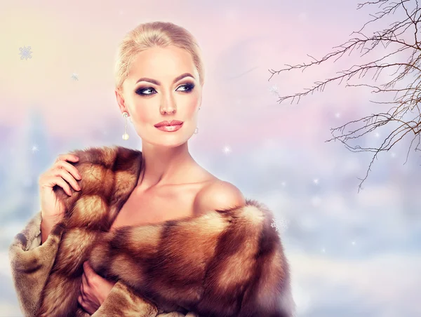 Woman in Luxury Fur Coat — Stock Photo, Image