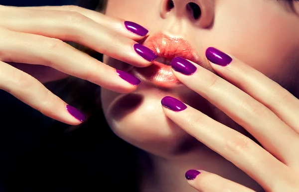 Model with violet manicure — Stock Photo, Image