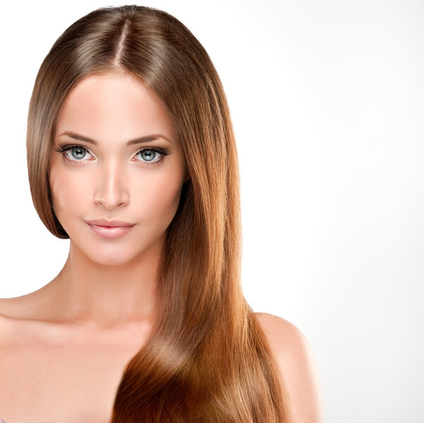 Красивая девушка с длинными волосами
