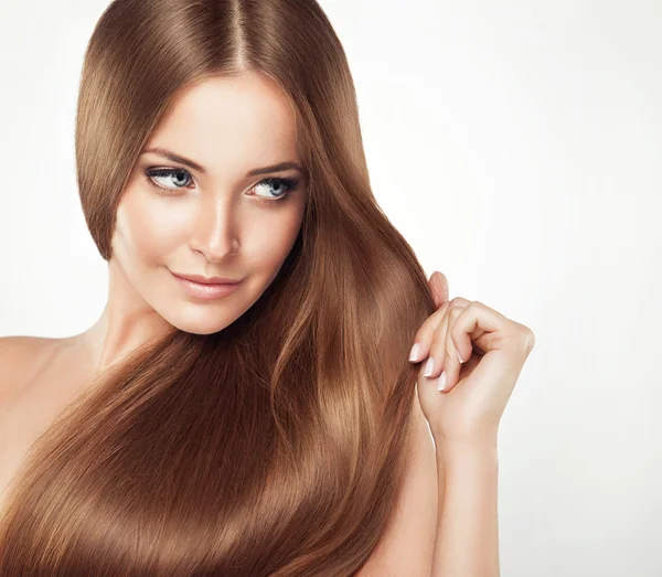 Bella ragazza con i capelli lunghi marroni — Foto Stock