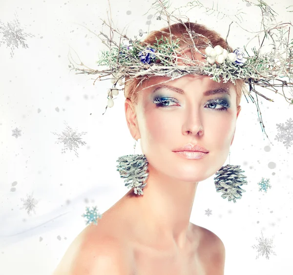Femme en couronne d'hiver — Photo