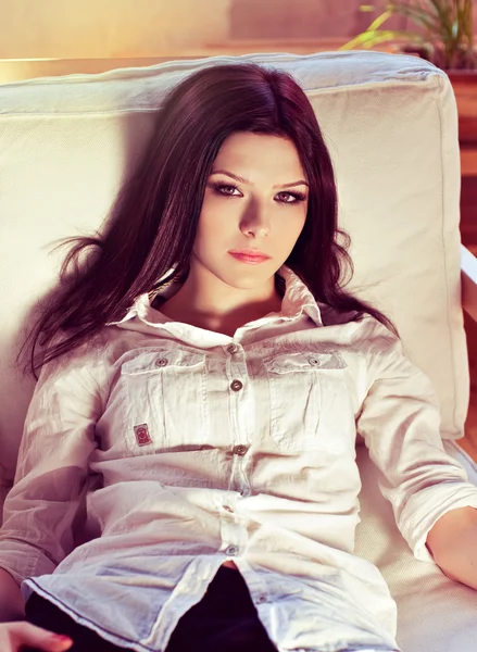 Kanepede güzel kadın