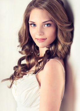 şık bir saç modeli ile güzel kız