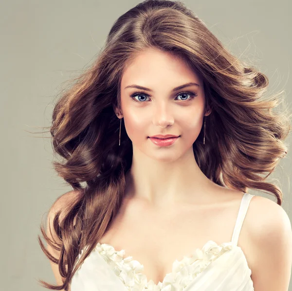 Beautiful girl with an elegant hairstyle — Stock Photo, Image