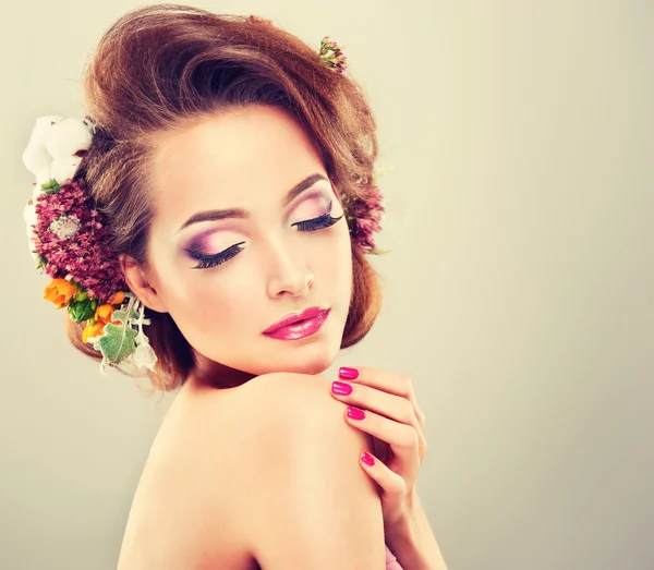 Девушка с пастельными цветами в волосах — стоковое фото