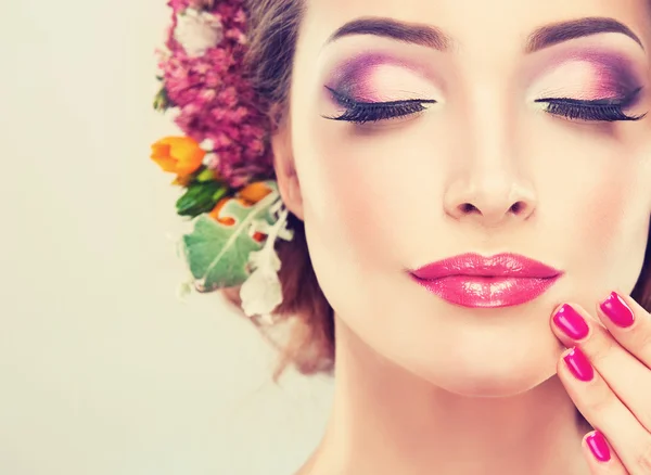 Menina com flores pastel no cabelo — Fotografia de Stock