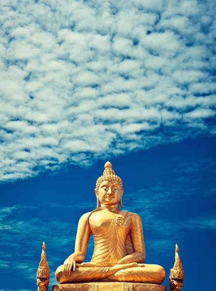 Estatua de oro de Buda en la isla de Phuket —  Fotos de Stock