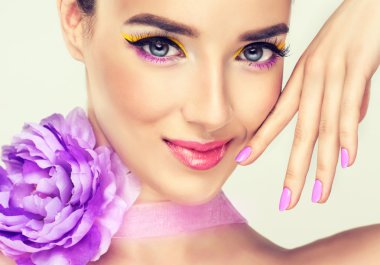 Parlak makyaj ve renkli çivi ile model