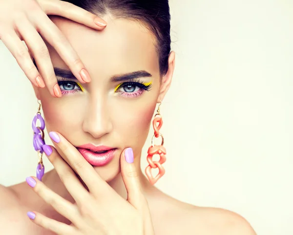 Modelo con maquillaje brillante y uñas de colores — Foto de Stock