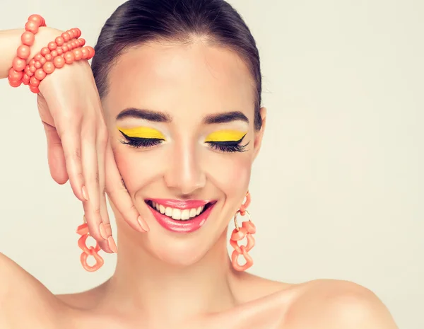 Lachendes Model mit grellem Make-up — Stockfoto