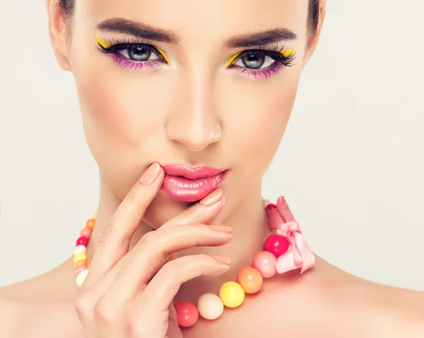 Modelo com maquiagem brilhante e unhas coloridas — Fotografia de Stock