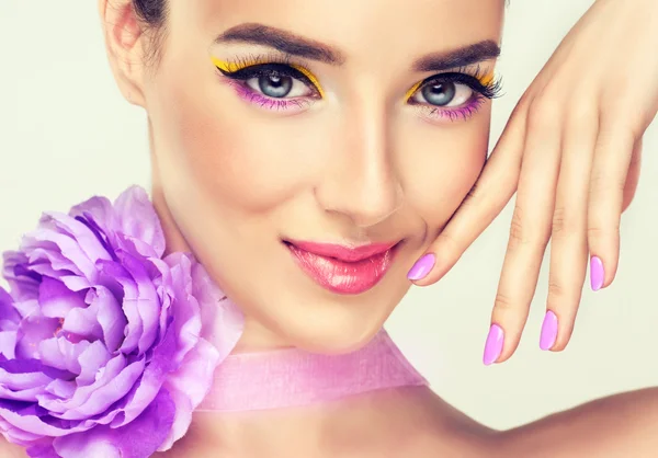 Modelo con maquillaje brillante y uñas de colores — Foto de Stock