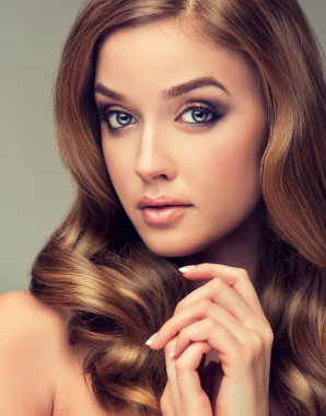 İle kahverengi kıvrılmış saç modeli