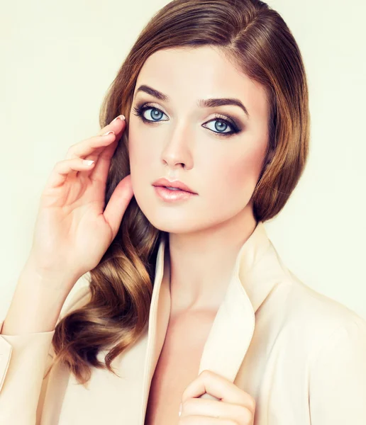 Beautiful girl with an elegant hairstyle — Stock Photo, Image