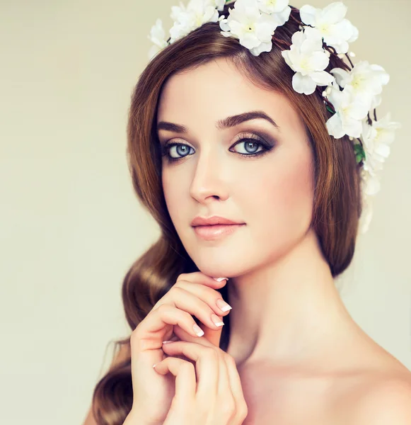 Mujer con flores decorativas en el cabello — Foto de Stock