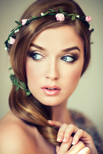 Mujer con flores decorativas en el cabello — Foto de Stock