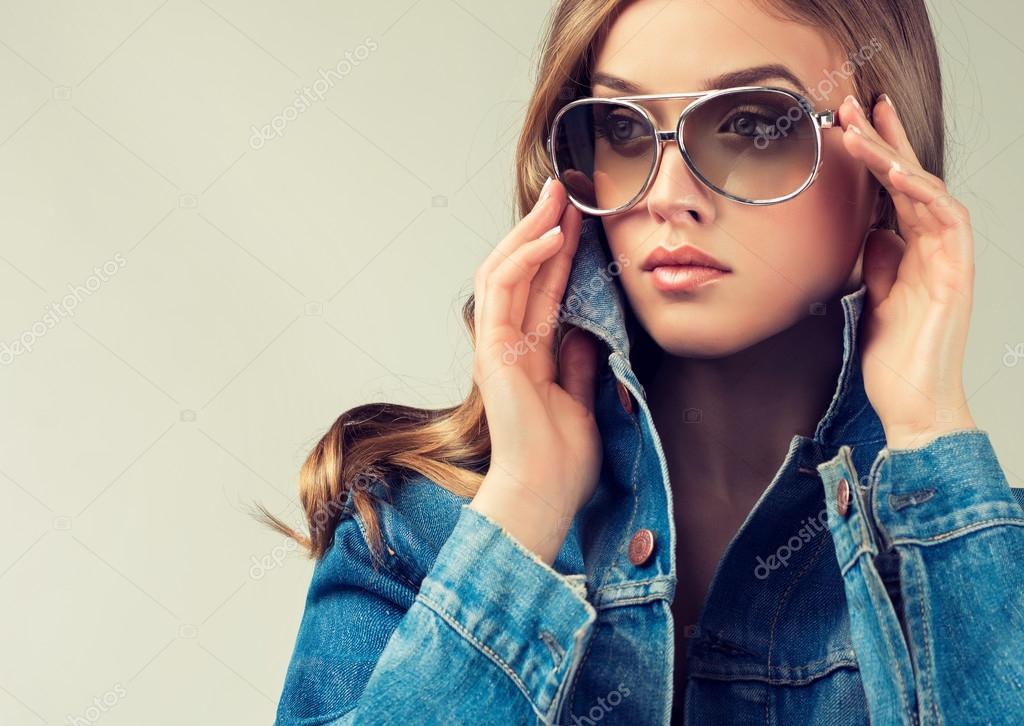 Hermosa mujer con gafas de sol: fotografía de stock © EdwardDerule  #69487229