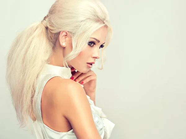 Beautiful blonde model — Stock Photo, Image