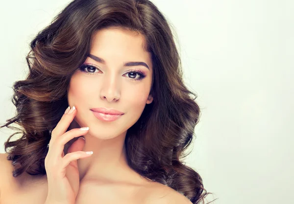 Menina bonita com cabelo ondulado marrom — Fotografia de Stock