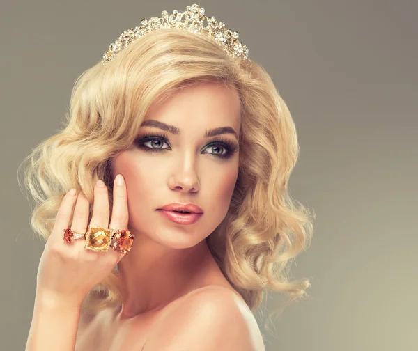 Belle femme blonde avec des bijoux — Photo