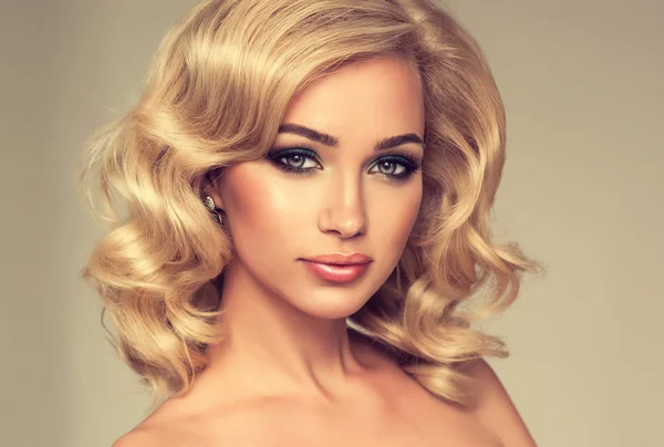 Beautiful blonde  girl — Stock Photo, Image