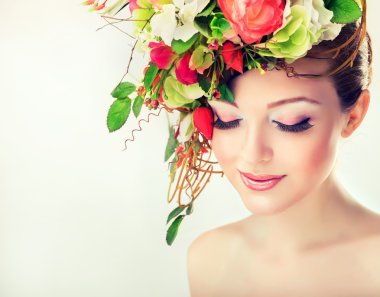 Çiçekli güzel kadın.