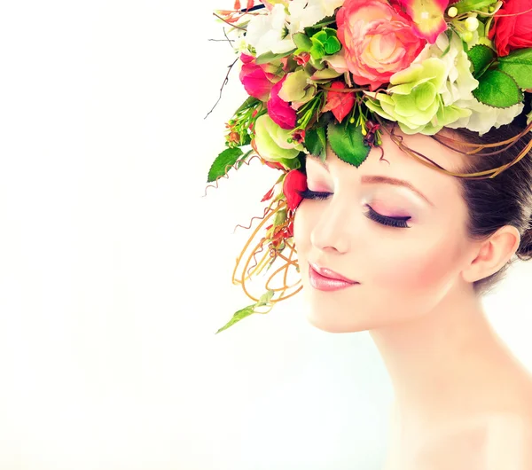 Piękna kobieta z kwiatami — Zdjęcie stockowe