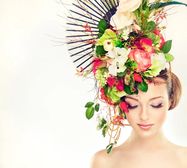 Beautiful woman with flowers — Stock Photo, Image