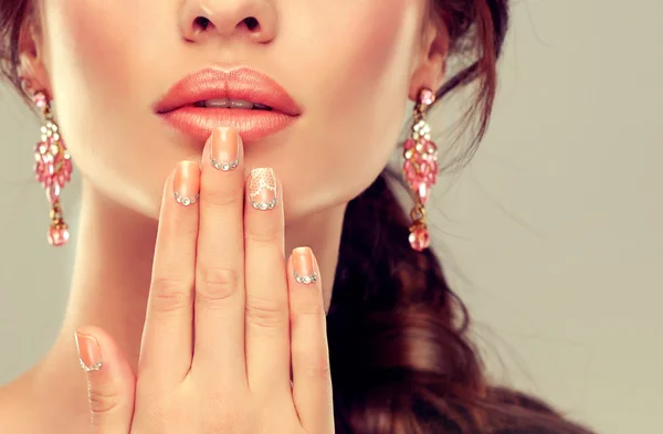 Mujer con manicura beige de lujo — Foto de Stock